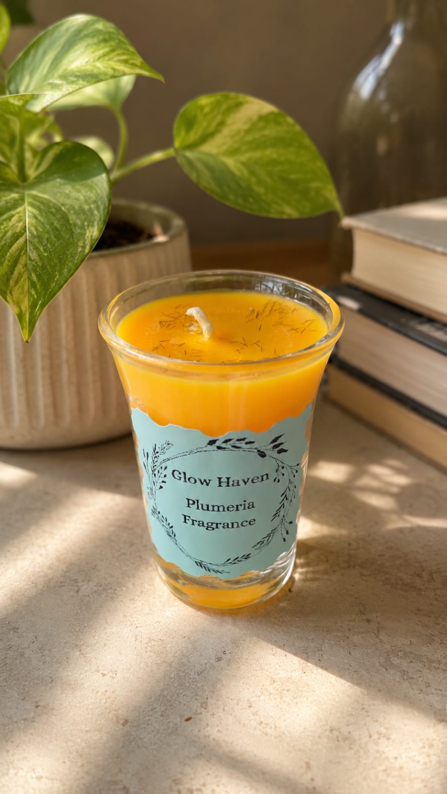 Short glass candle with Plumeria fragrance
